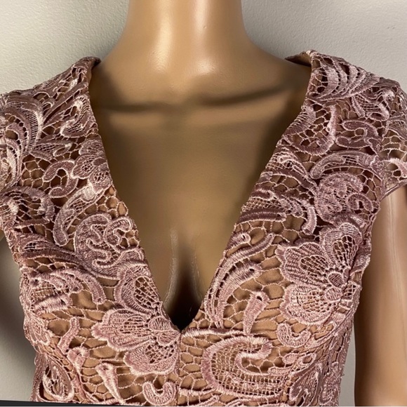 NEW DRESS THE POPULATION LACE PLUNGING V-NECK ROMPER - Picture 3 of 8